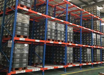 冷庫(kù)重力式貨架可以用于-20°的環(huán)境嗎？【易達(dá)貨架】