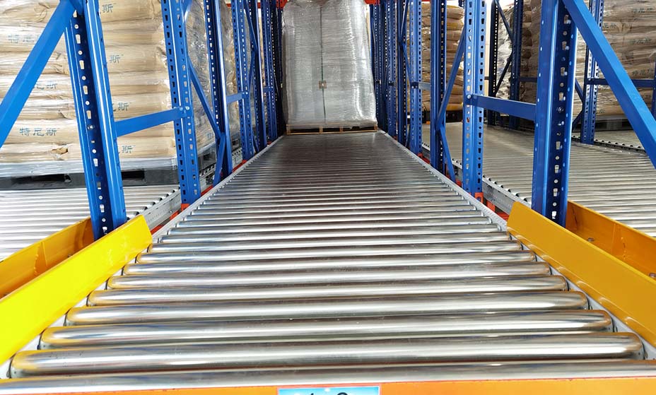 高密度存儲，實現(xiàn)“貨找人”式揀貨