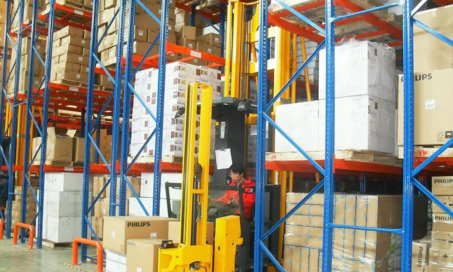 高密度存儲，實現(xiàn)“貨找人”式揀貨